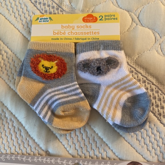 Baby Bibs, Socks, and outfit 0-3M - Picture 4 of 12